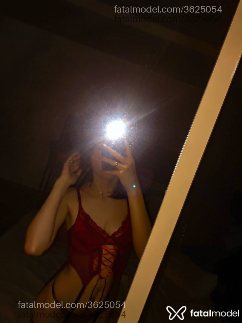 Acompanhante mulher morena (o) de olhos verdes - Ângel