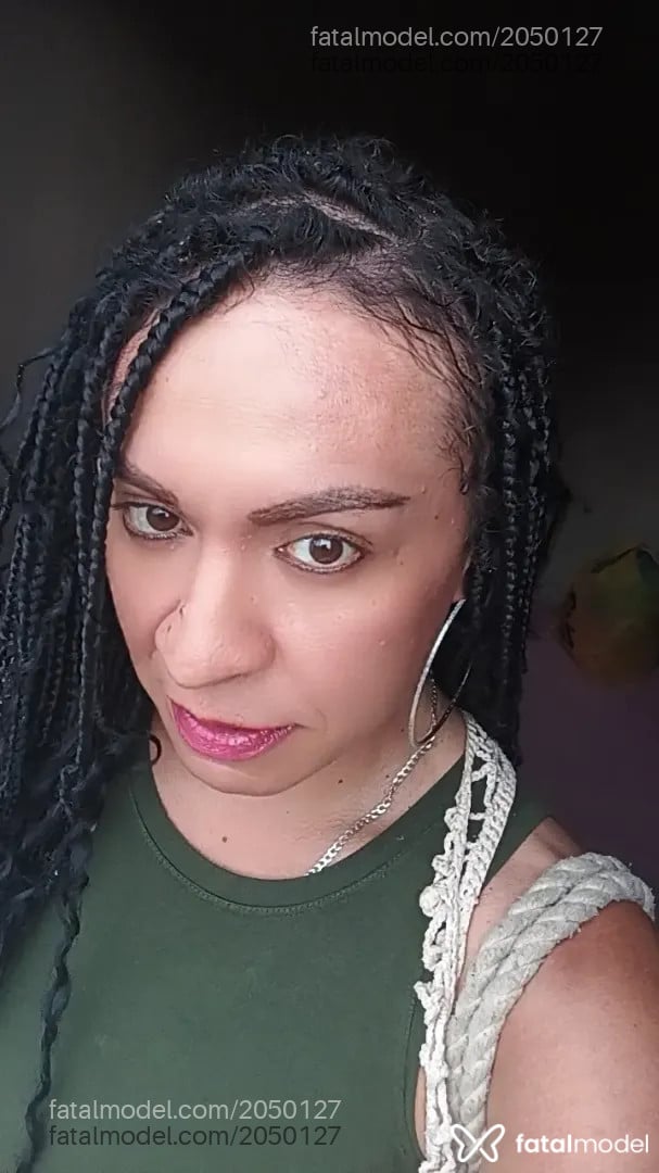 Acompanhante mulher trans com cabelo castanho de olhos mel - Ge Rodriguez