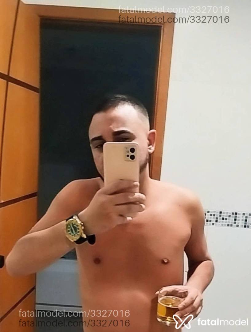 Acompanhante homem com cabelo castanho de olhos castanhos - Souza Acompanhante homem com cabelo castanho de olhos castanhos - Souza