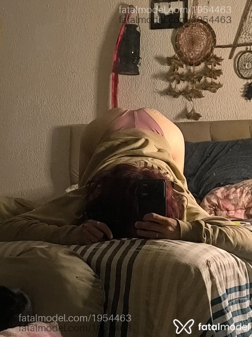 Acompanhante mulher trans com cabelo colorido de olhos castanhos - Quietinha