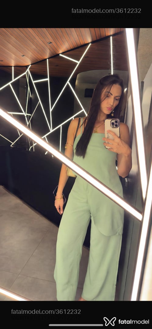 Acompanhante mulher morena (o) de olhos pretos - Camila Muller
