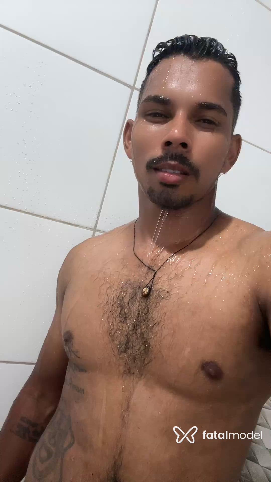 Acompanhante homem morena (o) de olhos castanhos - Leledr