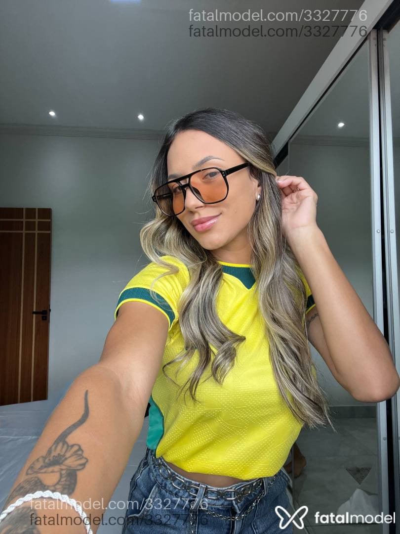 Acompanhante mulher loira (o) de olhos castanhos - Camilla