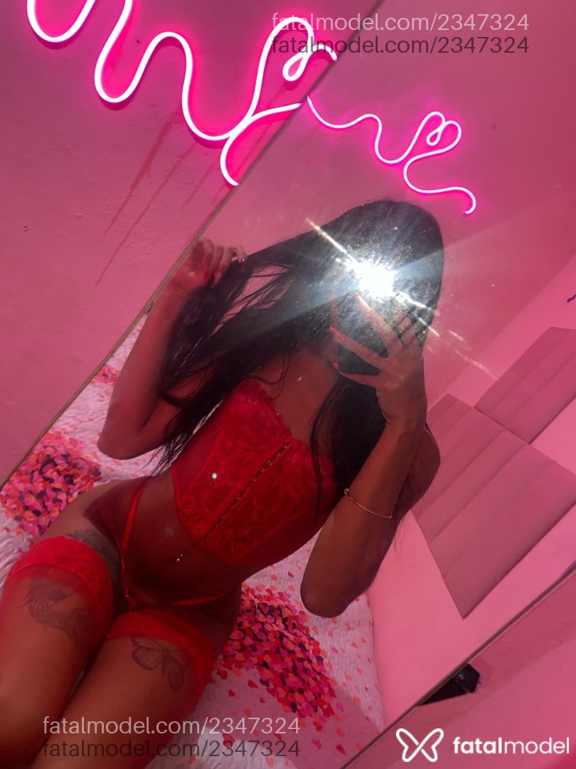 Acompanhante mulher trans morena (o) de olhos pretos - Emilly