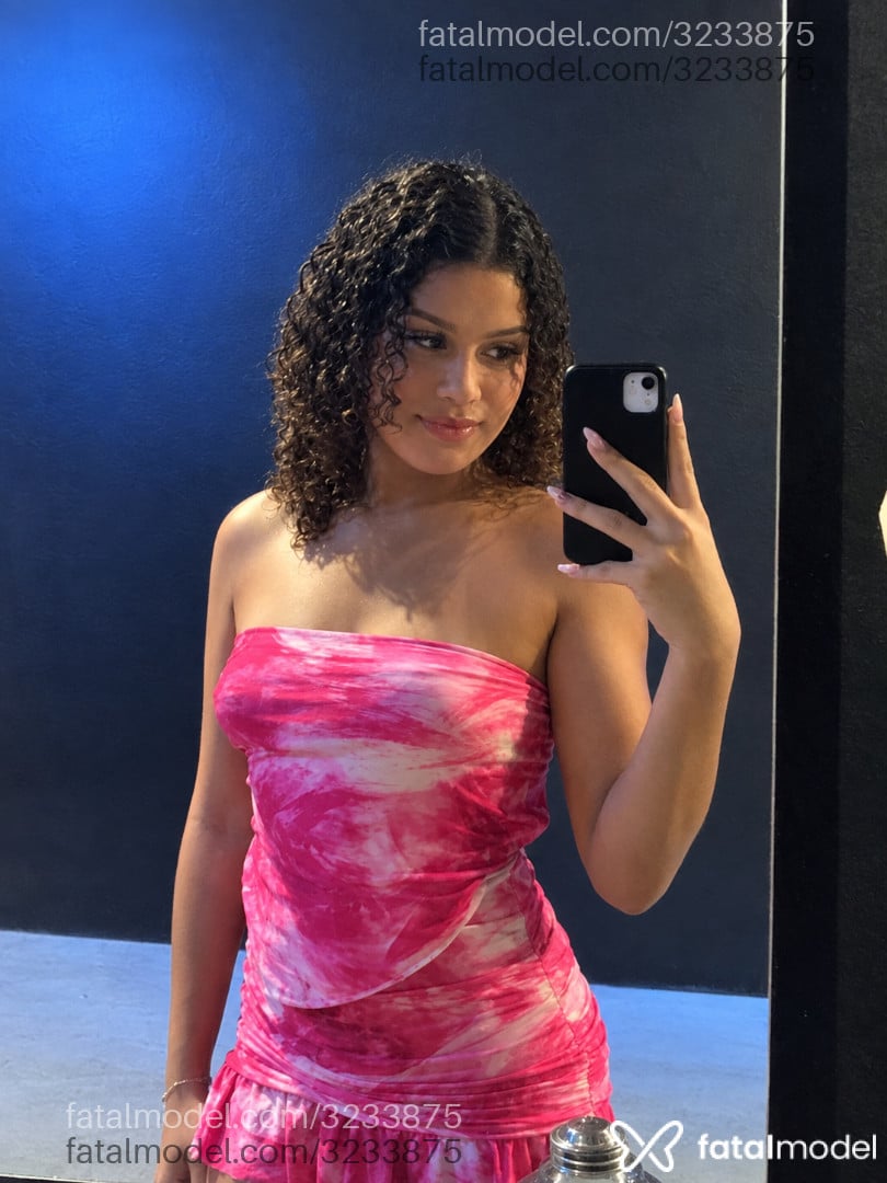 Acompanhante mulher trans com cabelo castanho de olhos pretos - Nicoly Bianchessi