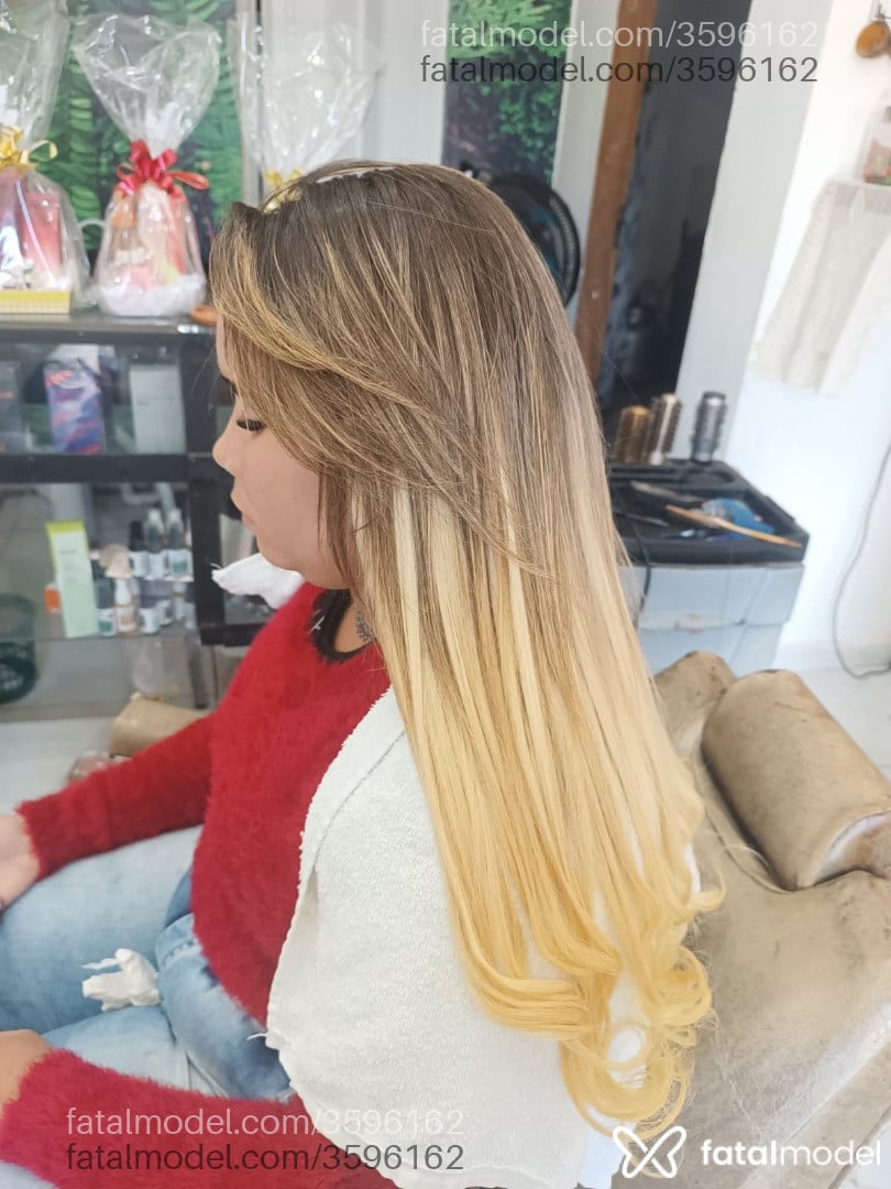 Acompanhante mulher loira (o) de olhos pretos - Larysinha
