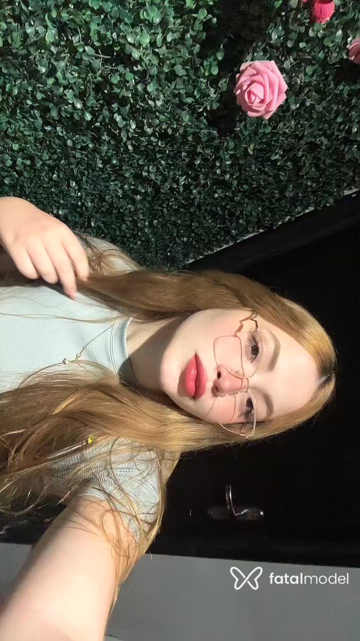 Acompanhante mulher ruiva (o) de olhos castanhos - Alice Bonvechio