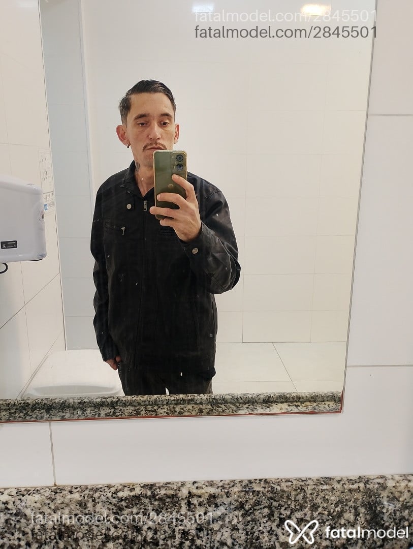 Acompanhante homem com cabelo castanho de olhos castanhos - Vinícius