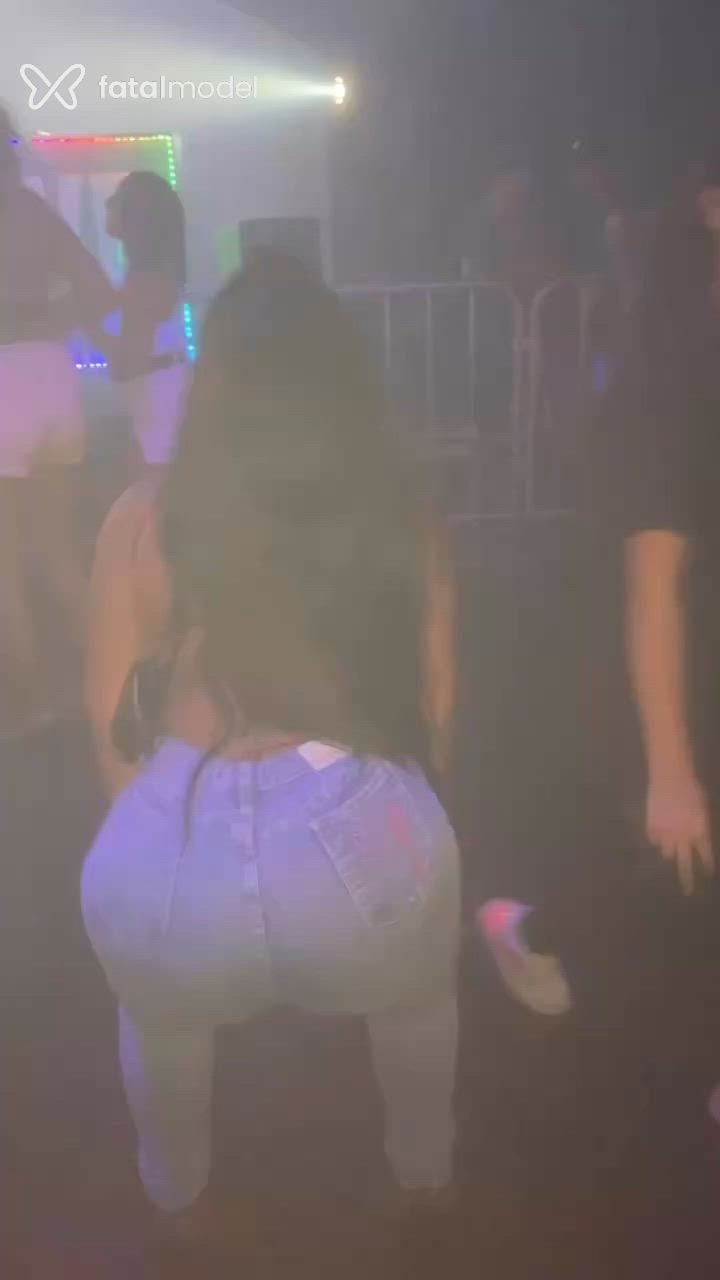 Acompanhante mulher trans morena (o) de olhos castanhos - Larissa