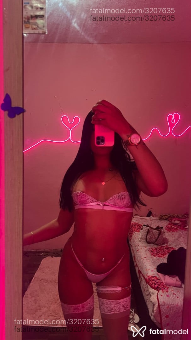 Acompanhante mulher trans com cabelo castanho de olhos castanhos - Jujuh