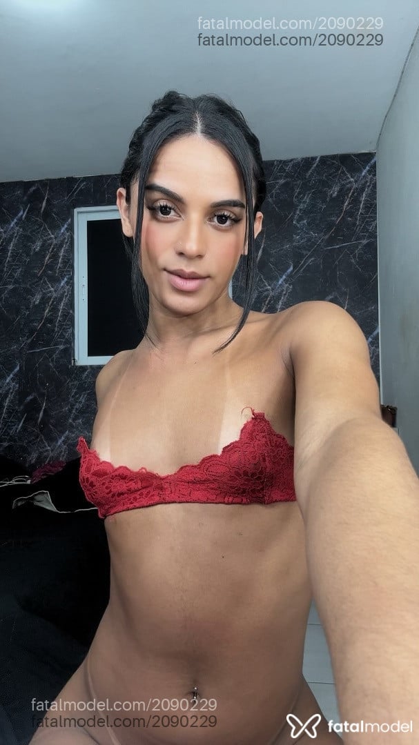 Acompanhante mulher trans morena (o) de olhos pretos - Josie