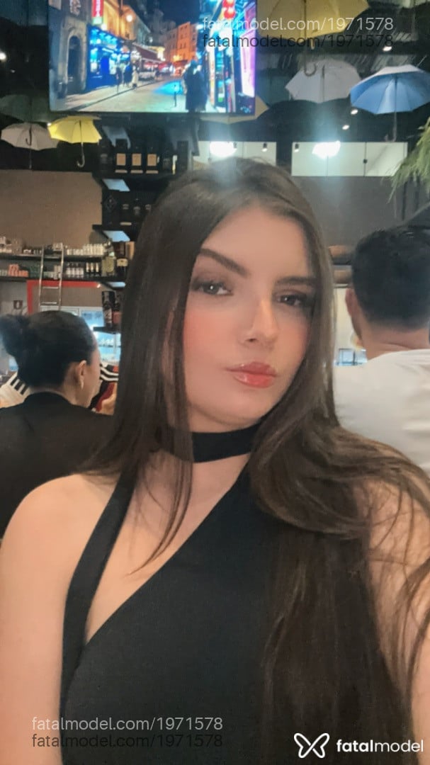 Acompanhante mulher morena (o) de olhos azuis - Clara Reis