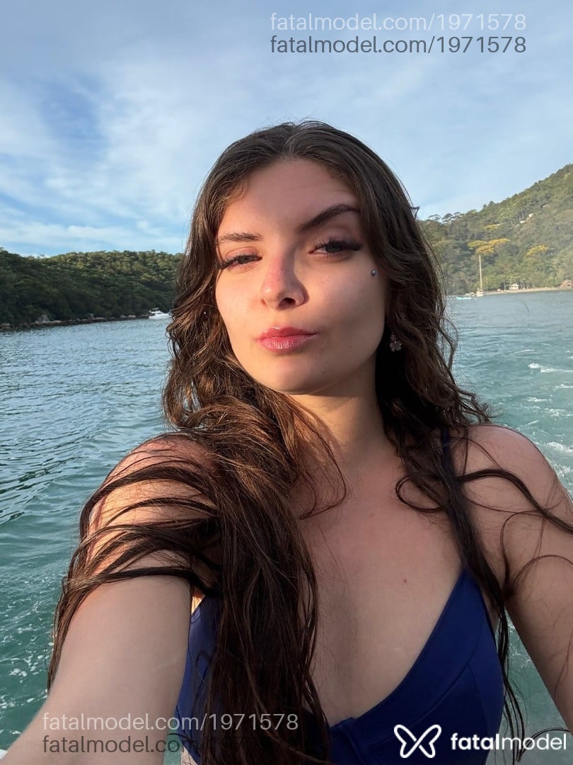 Acompanhante mulher morena (o) de olhos azuis - Clara Reis