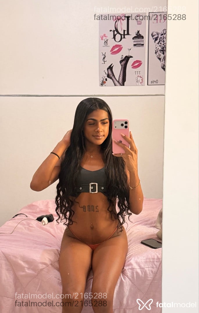 Acompanhante mulher trans com cabelo castanho de olhos castanhos - Victoria Mirella