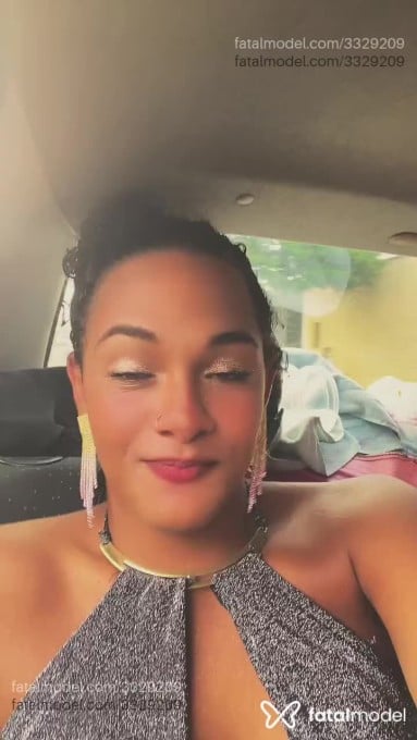 Acompanhante mulher trans com cabelo castanho de olhos verdes em Sumaré - Maya Silva