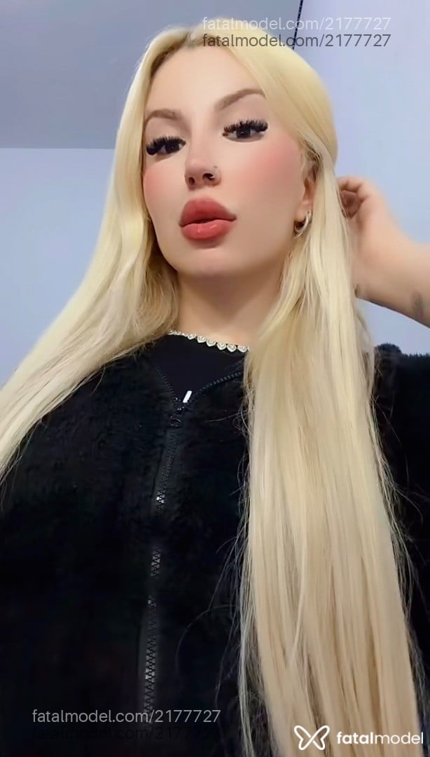 Acompanhante mulher trans loira (o) de olhos castanhos - Jojoferrr