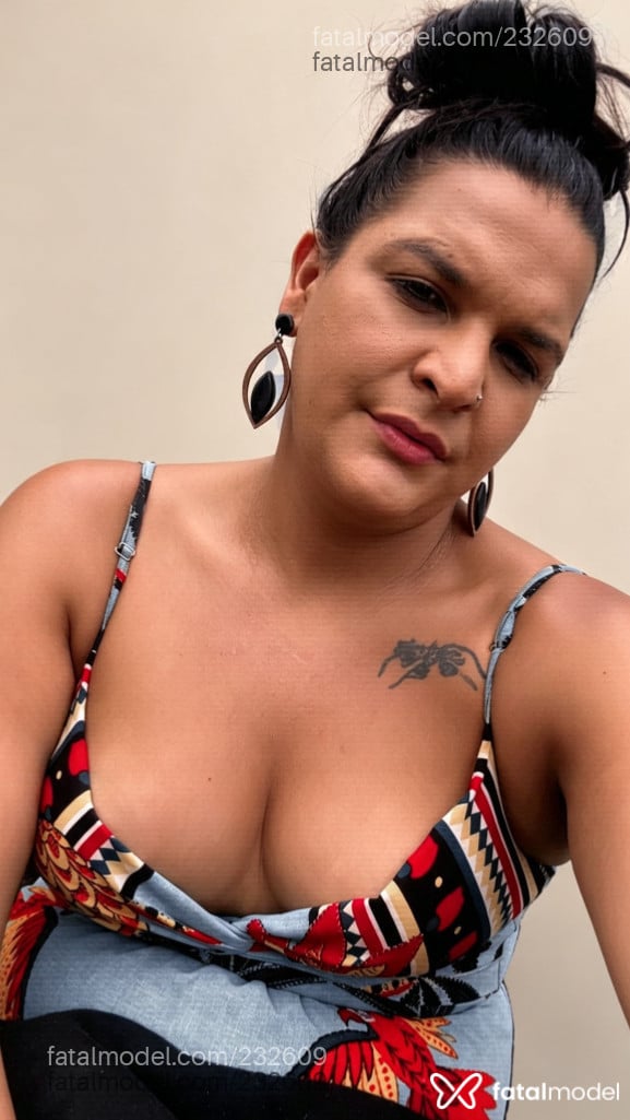 Acompanhante mulher trans com cabelo castanho de olhos castanhos - Mell Oliveira