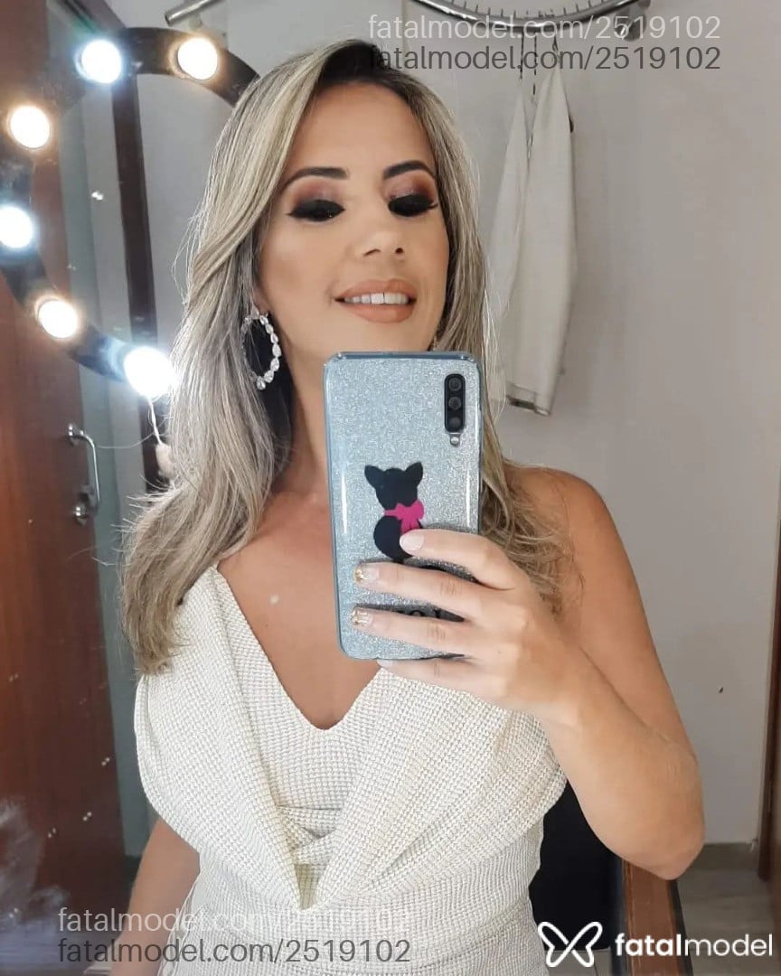 Acompanhante mulher loira (o) de olhos castanhos - Catherine