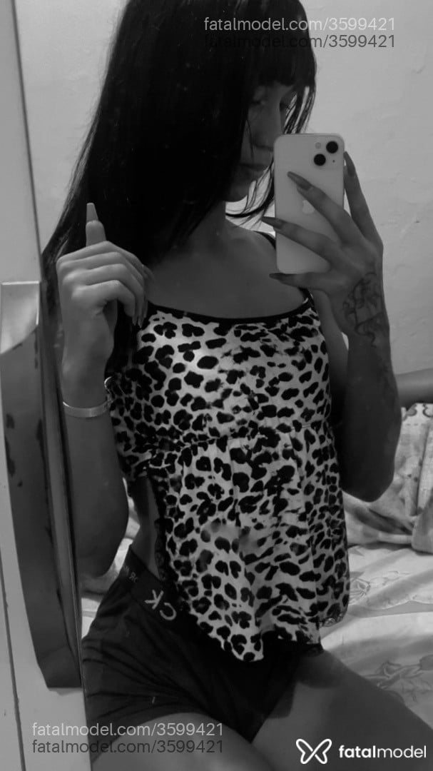 Acompanhante mulher trans morena (o) de olhos pretos - Colômbia