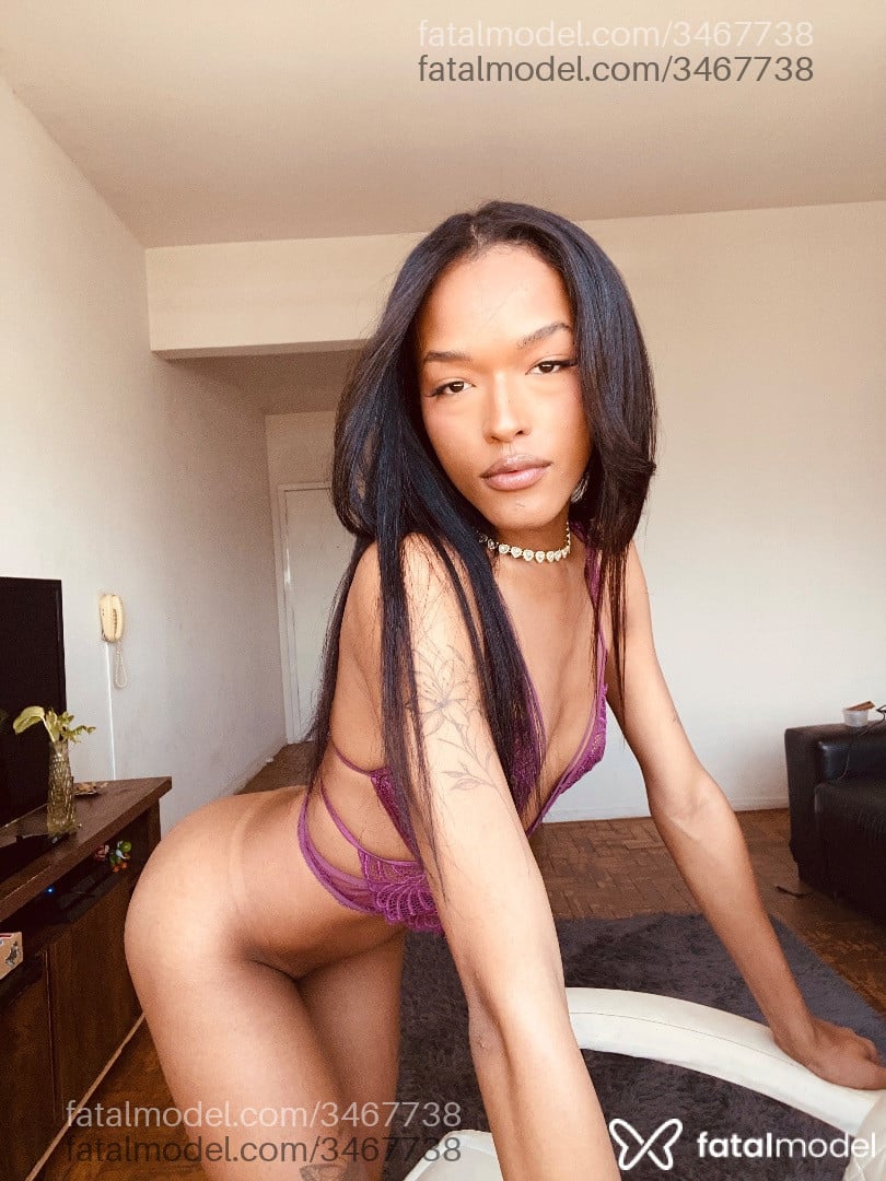 Acompanhante mulher trans morena (o) de olhos castanhos - Julia