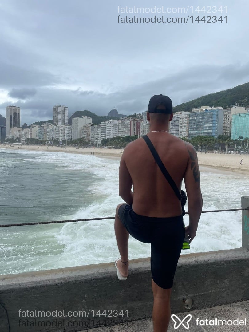 Acompanhante homem com cabelo castanho de olhos verdes - Ricardo Dantas