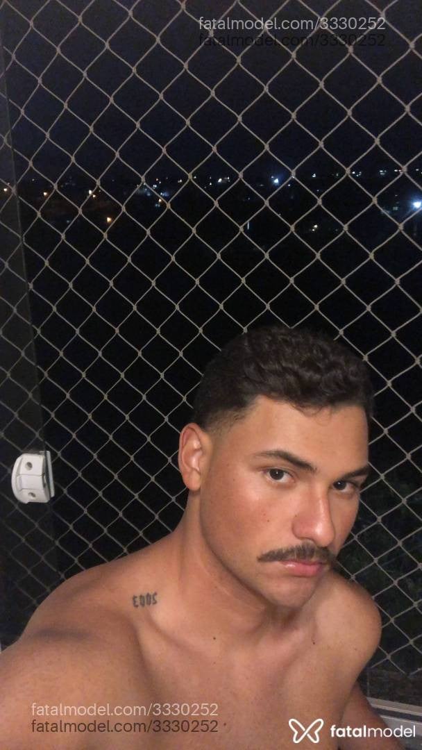 Acompanhante homem com cabelo castanho de olhos pretos - Maxuel