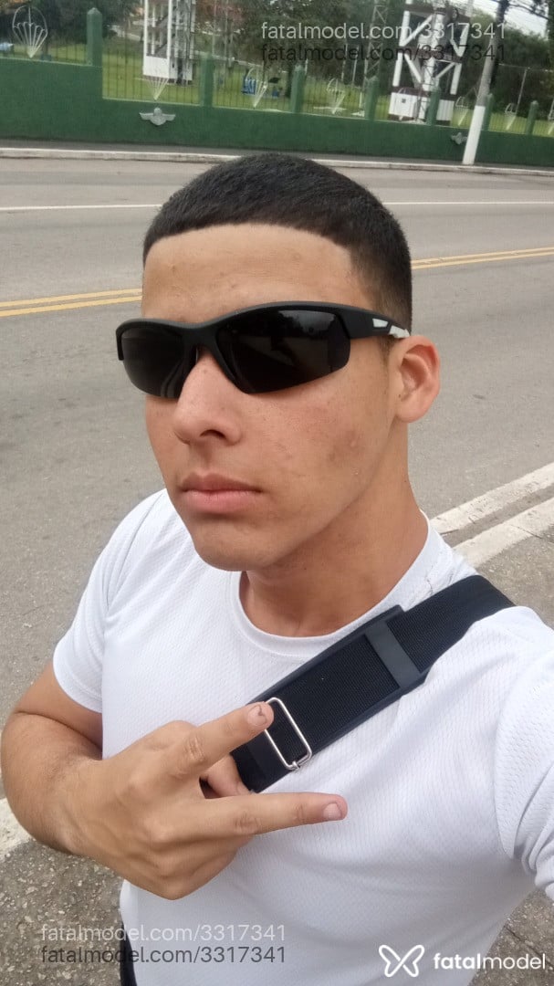 Acompanhante homem com cabelo castanho de olhos castanhos - João
