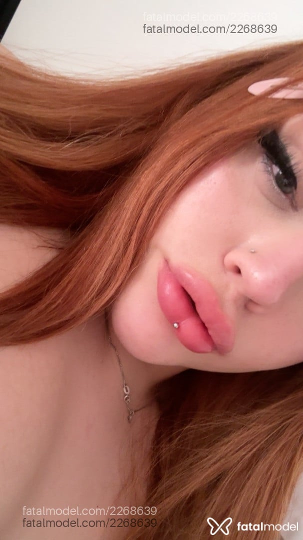 Acompanhante mulher trans ruiva (o) de olhos azuis - Eduarda