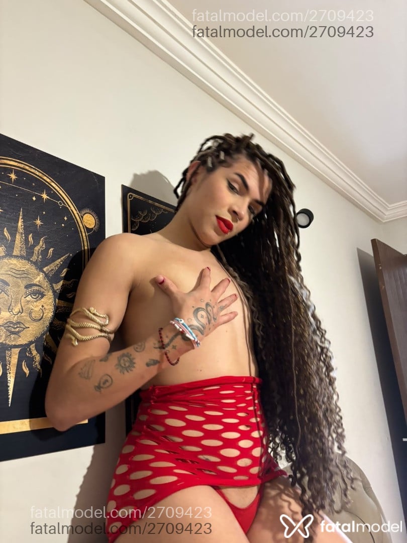 Acompanhante mulher trans com cabelo castanho de olhos castanhos - Bahianinha