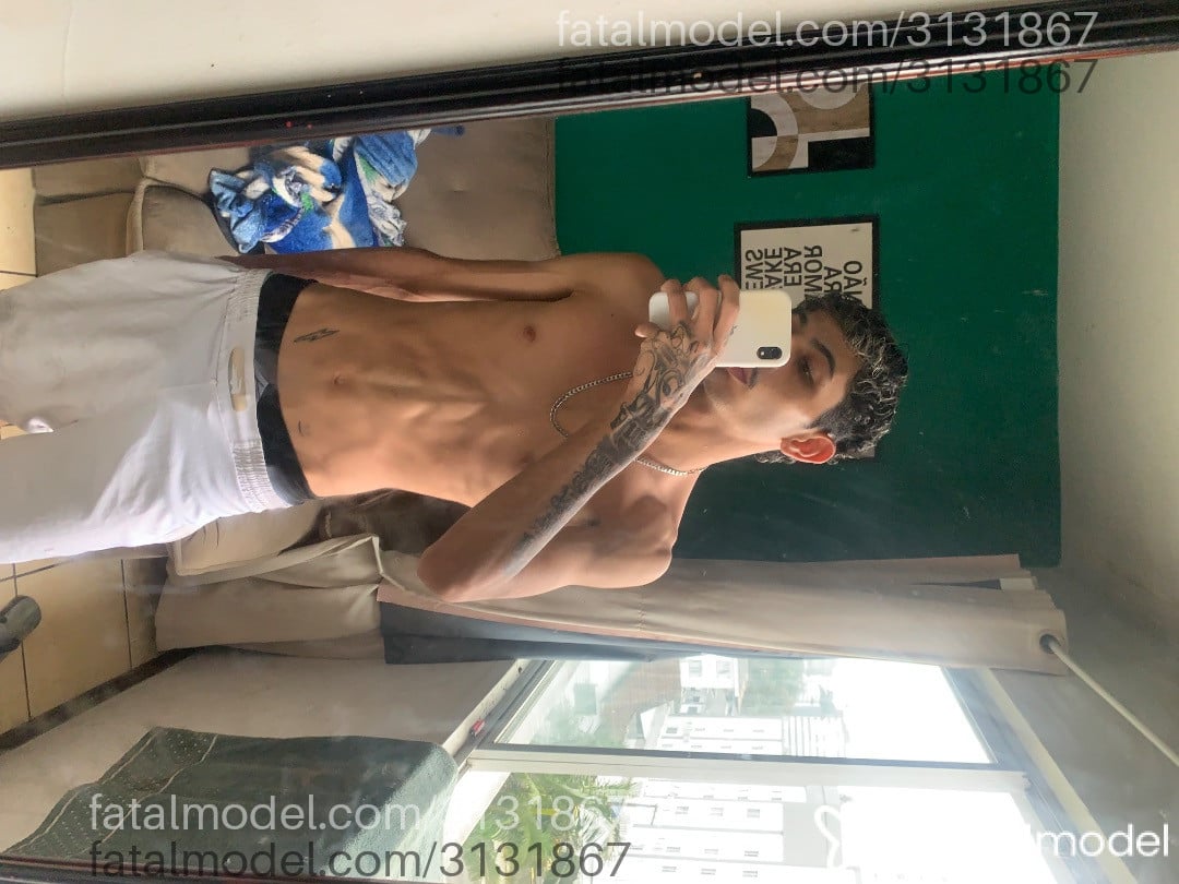 Acompanhante homem com cabelo colorido de olhos castanhos - Luiz Fernando