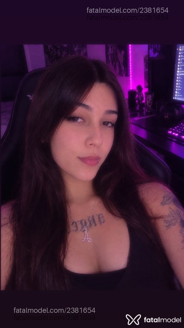 Acompanhante mulher com cabelo castanho de olhos castanhos - Angel