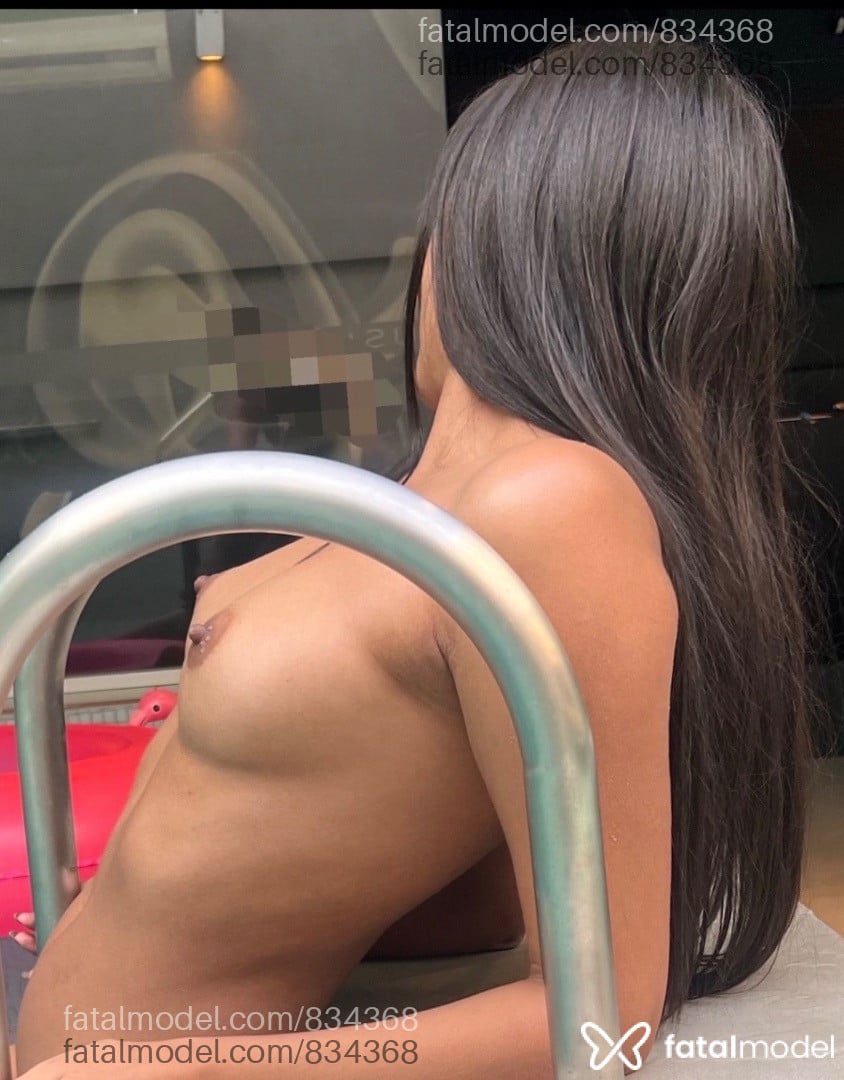 Acompanhante mulher com cabelo castanho de olhos castanhos - Júlia Lins