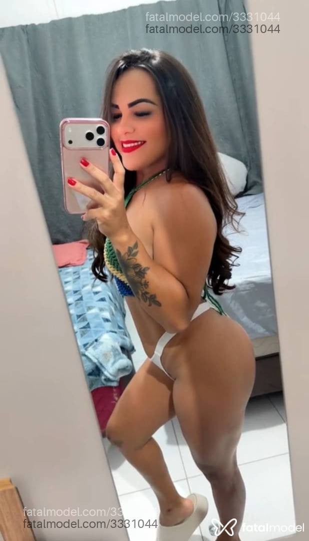 Acompanhante mulher com cabelo castanho de olhos castanhos - Radilla Santos