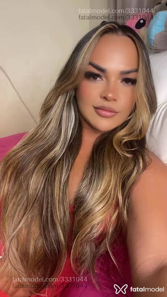Acompanhante mulher com cabelo castanho de olhos castanhos - Radilla Santos