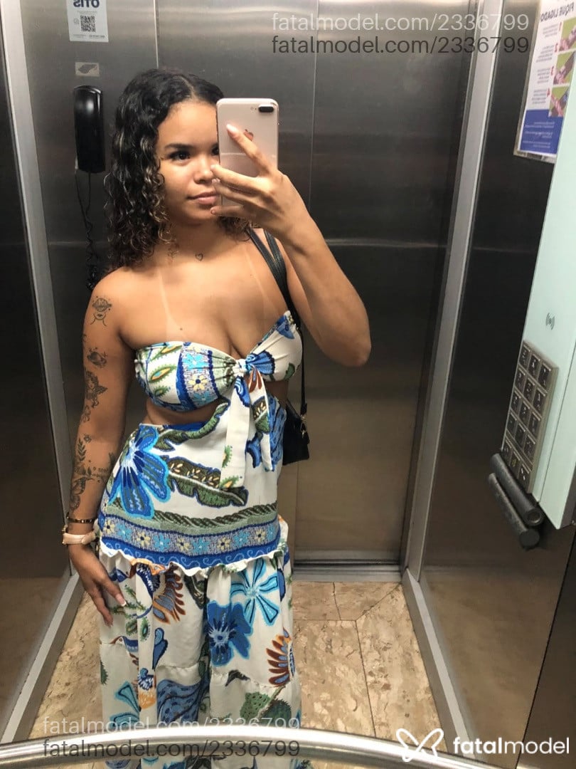 Acompanhante mulher loira (o) de olhos castanhos - Ary Sntts