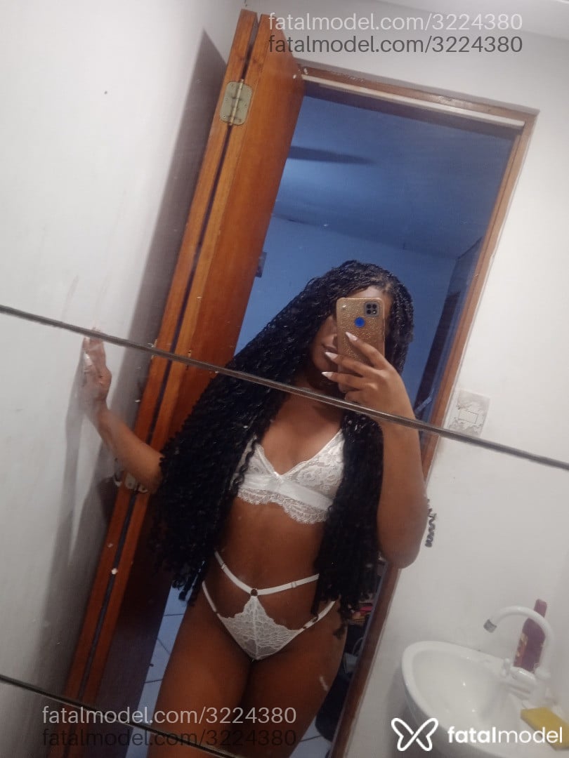 Acompanhante mulher morena (o) de olhos pretos - Emanuelle