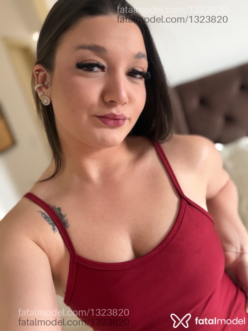 Acompanhante mulher com cabelo castanho de olhos castanhos - Tayná Maruyama