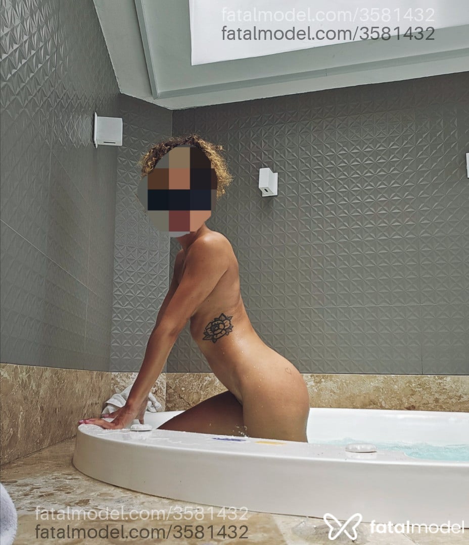Acompanhante mulher com cabelo colorido de olhos castanhos - Aline