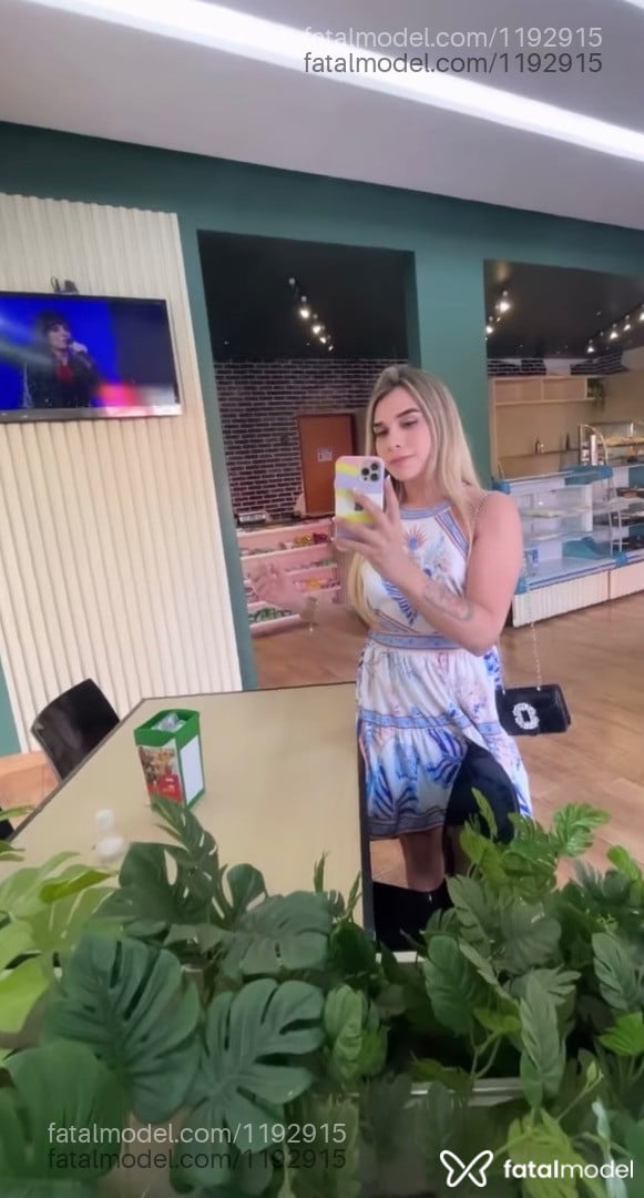Acompanhante mulher trans loira (o) de olhos cinza - Heloísa