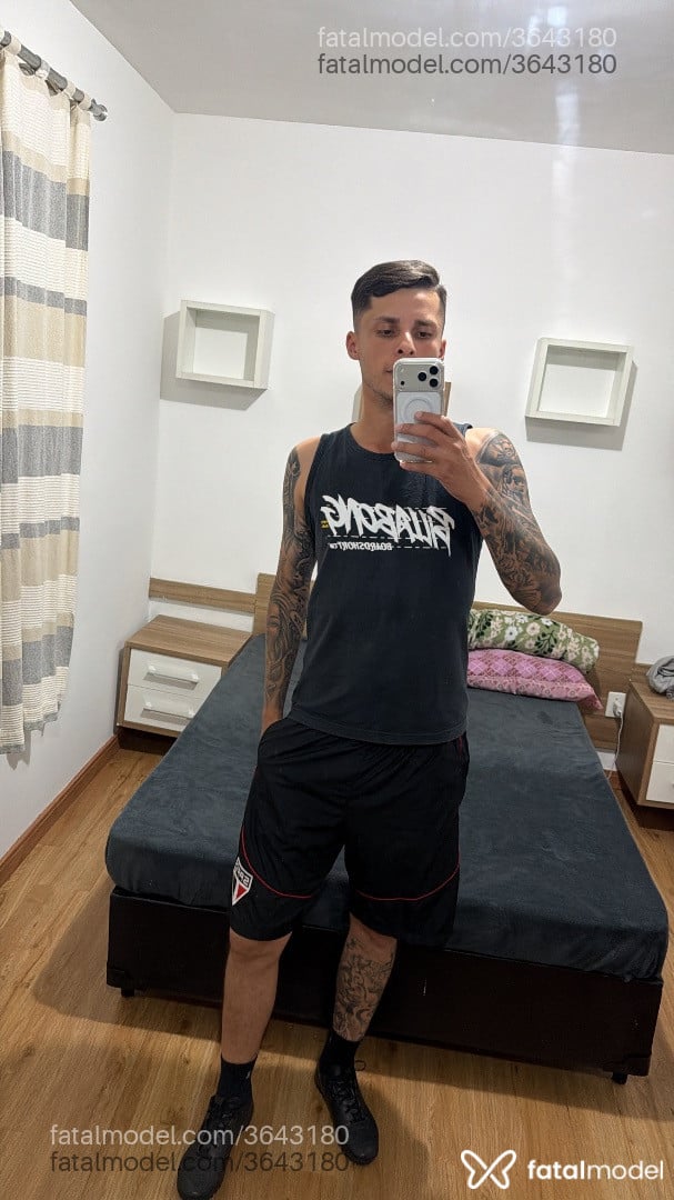 Acompanhante homem com cabelo castanho de olhos castanhos - Joe Silva