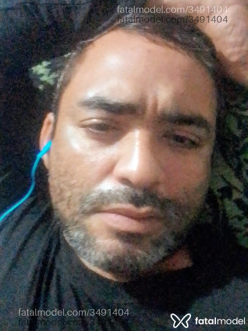 Acompanhante homem com cabelo castanho de olhos castanhos - Weleson