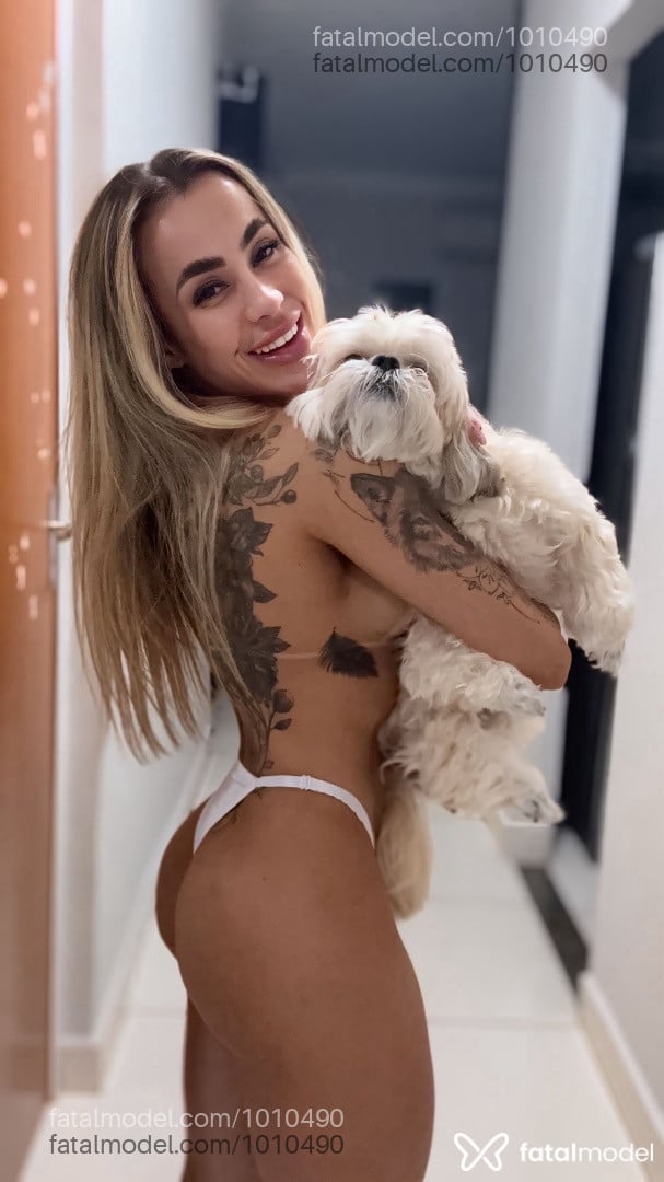 Acompanhante mulher loira (o) de olhos pretos - Alice Montenegro