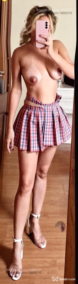 Acompanhante mulher loira (o) de olhos castanhos - Vanessa Diniz