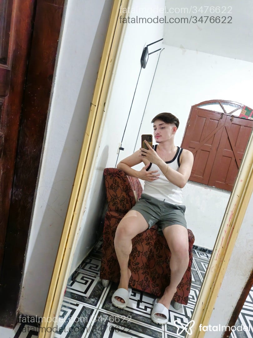 Acompanhante homem com cabelo castanho de olhos pretos - Yuri Banay