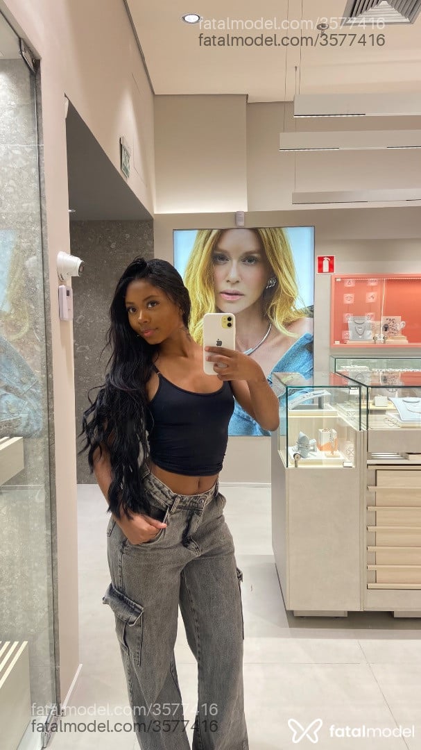 Acompanhante mulher morena (o) de olhos pretos - Natália