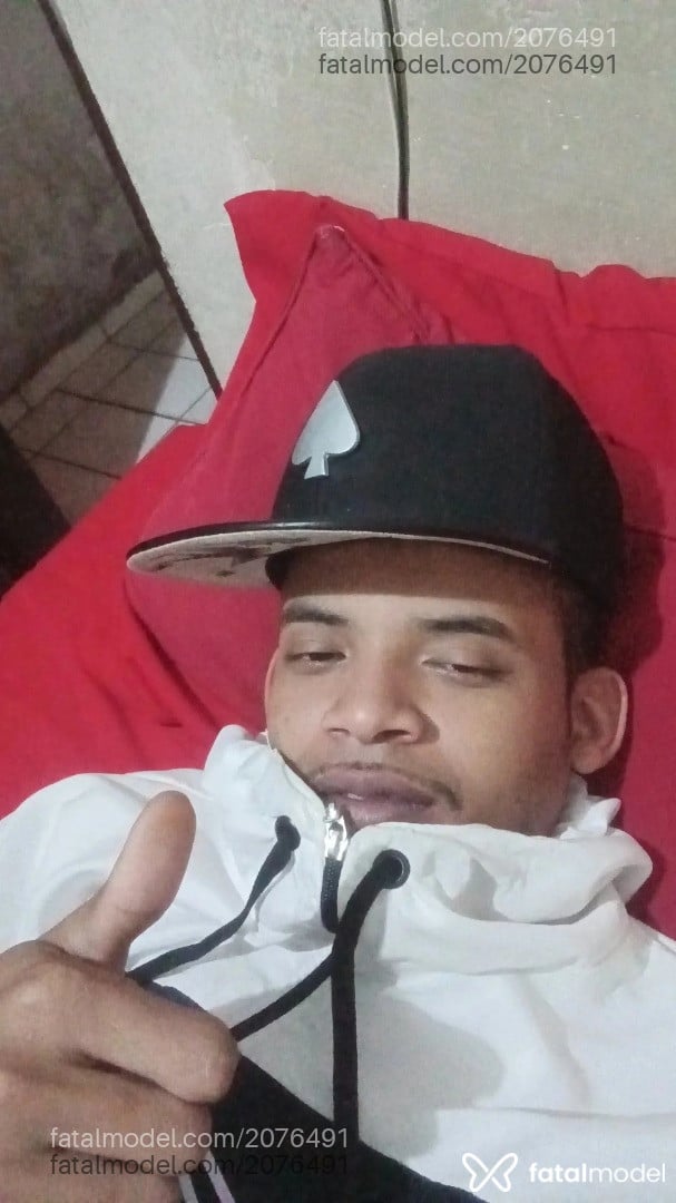 Acompanhante homem morena (o) de olhos castanhos - Kevin