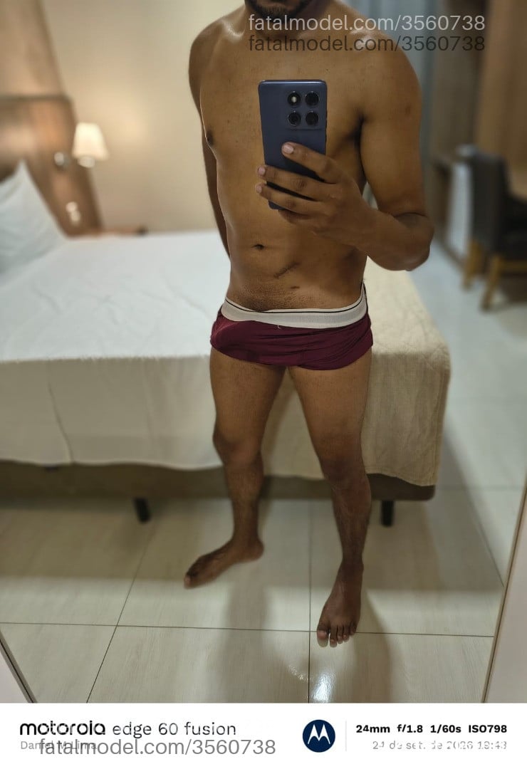 Acompanhante homem com cabelo castanho de olhos castanhos - Pretinho