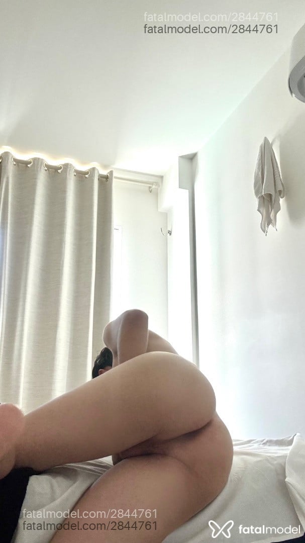 Acompanhante homem com cabelo castanho de olhos pretos - Raone