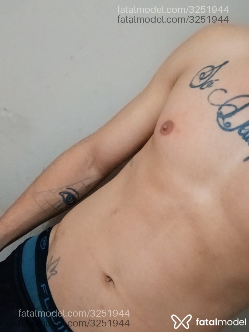 Acompanhante homem morena (o) de olhos castanhos - Theo
