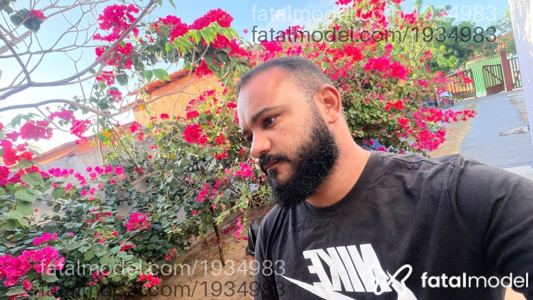 Acompanhante homem morena (o) de olhos pretos - Preto